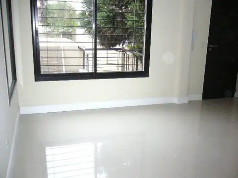 PH con terraza , primer piso por escalera, al contrafrente, orientación Norte, muy luminoso.