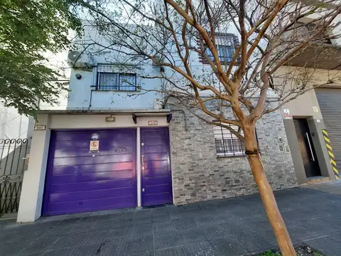 TIPO CASA 3 AMBIENTES FRENTE CON GARAGE - PATIO CON PARRILLA - JARDIN - SIN EXPENSAS -