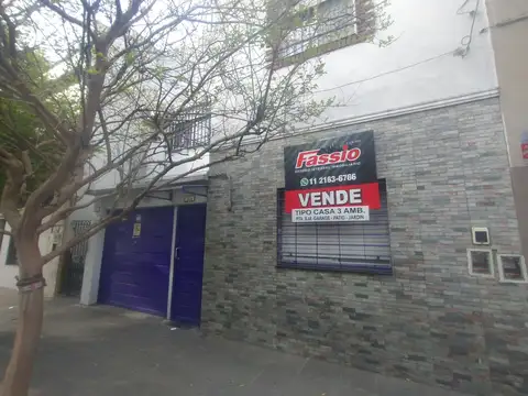 TIPO CASA 3 AMBIENTES FRENTE CON GARAGE - PATIO CON PARRILLA - JARDIN - SIN EXPENSAS -