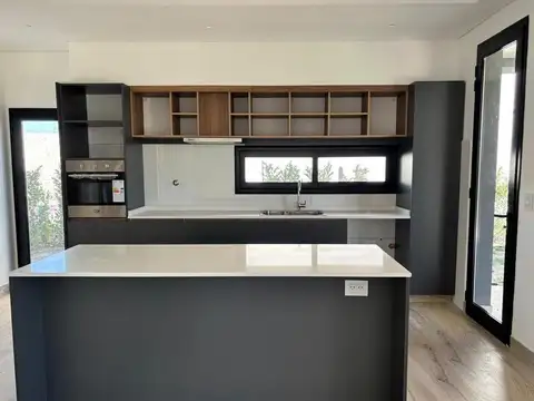 Casa 4 ambientes con 3 baños