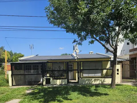 Casa en  Chaco al 300; Grad. Baigorria, moderna casa con jardin cochera, excelente estado 