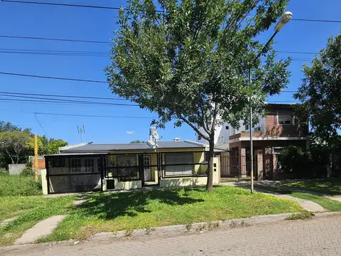 Chaco al 300; Grad. Baigorria, moderna casa con jardin cochera, excelente estado