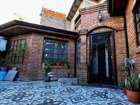 VENTA CASA 3 AMBIENTES CON COCHERA Y PATIO