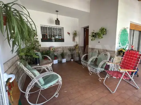 Casa 6 ambientes con 2 baños