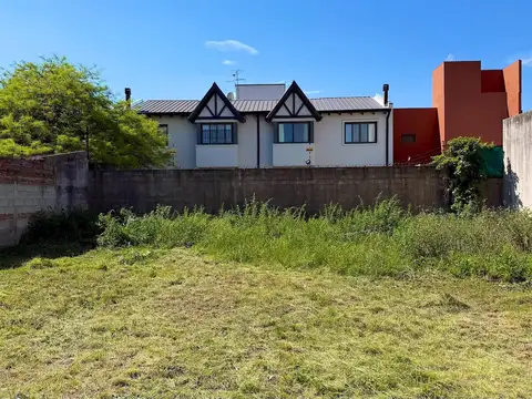 LOTE EN VENTA - FRENTE AL COUNTRY DEL JOCKEY