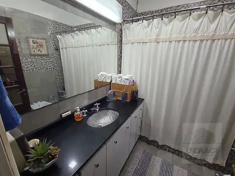 Excelente Casa de 5/6 ambientes con patio y terraza en Parque Chacabuco