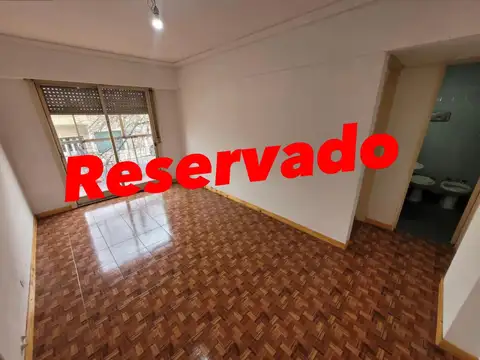 Departamento 2 ambientes al frente. Cocina independiente y lavadero. "APTO CRÉDITO HIPOTECARIO"