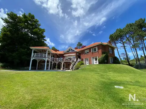 Casa 6 ambientes con 5 baños