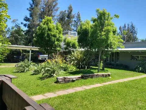 Casa 12 ambientes con 4 baños