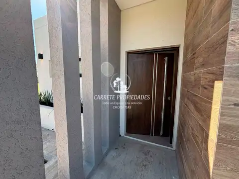 Casa en venta de 4 amb. Financiación. Con fondo a Verde. Santa Sofia. Pilar 100