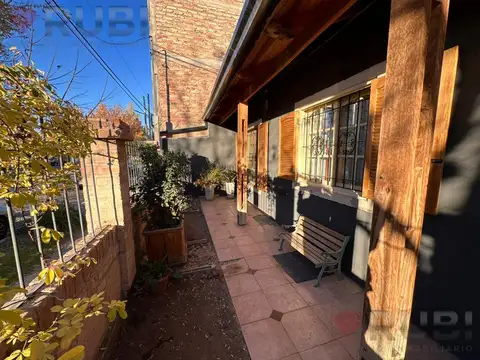 Casa 8 ambientes con 2 baños