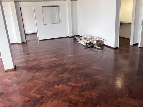 Oficina 5 ambientes con 2 baños