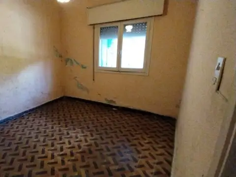 Casa 8 ambientes con 2 baños