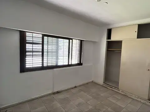 Departamento de 4 amb, con patio. Muy Luminoso y ventilado.