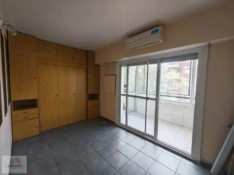 Monoambiente dividido con balcón cerrado y vista abierta