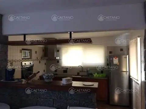 Casa de dos plantas en parada 24 de la mansa!