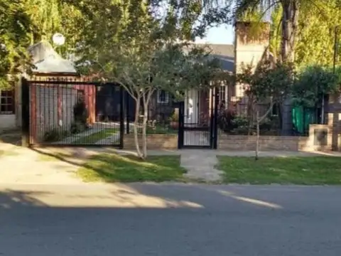 Casa en Venta con 3 cocheras