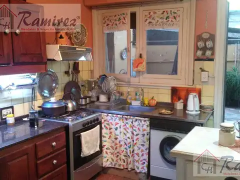 Casa 7 ambientes con 2 baños