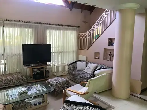 Casa 5 ambientes con 3 baños