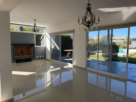 Casa en Alquiler con 1 cochera