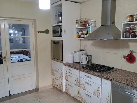 Casa 6 ambientes con 2 baños