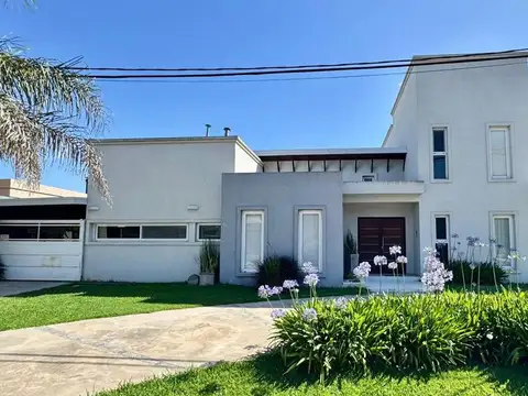 Casa 8 ambientes con 2 baños