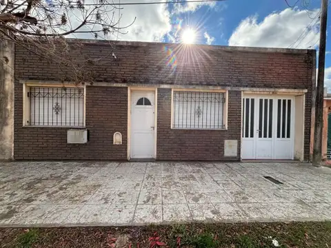 VENTA - Casa 2 habitaciones, cochera y patio - Todos los servicios
