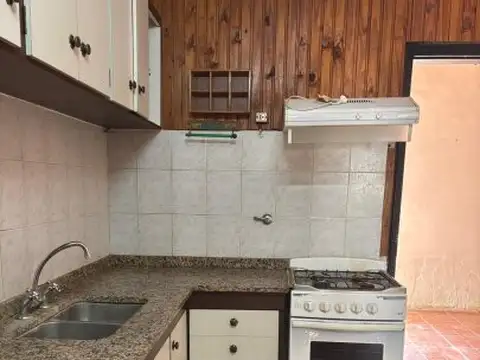 VENTA - Casa 2 habitaciones, cochera y patio - Todos los servicios