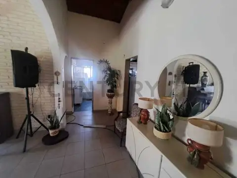 CASA EN VENTA EN MORENO-4 AMBIENTES CON PLAYROOM Y PISCINA