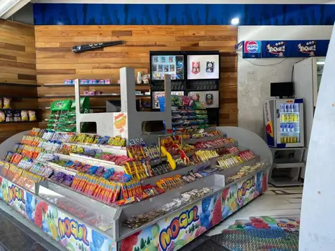 Maxikiosco y varios en esquina