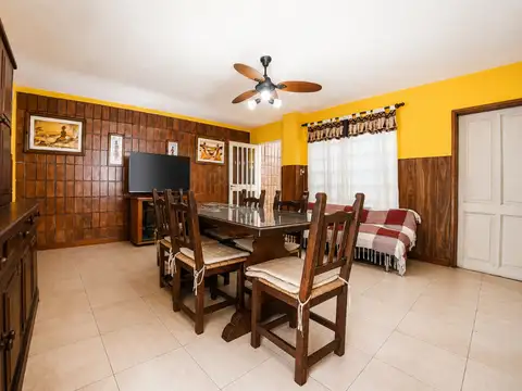 VENTA ! CASA DE 4 DORMITORIOS + PATIO + COCHERA  