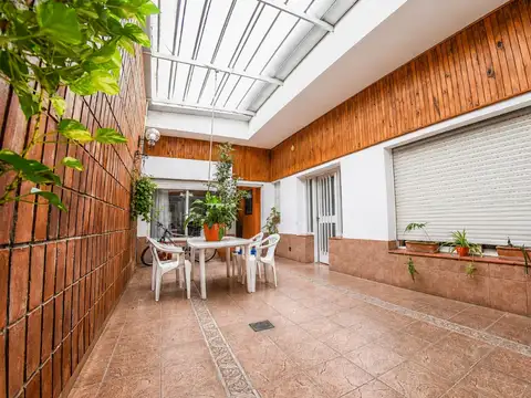 VENTA ! CASA DE 4 DORMITORIOS + PATIO + COCHERA !!