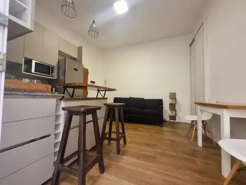 Muy lindo departamento amoblado y equipado reciclado con Expensas, ABL, AYSA y servicios incluidos.