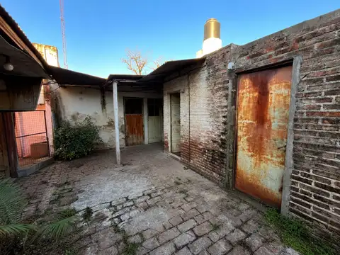 VENTA/CASA/ESQUINA/2 DORMITORIOS/A REFACCIONAR.