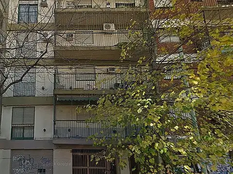 1 AMB. EXCELENTE ESTADO. PISOS PORCELANATO. BAÑO Y COCINA NUEVOS. 1/2 CUADRA AV. MONROE
