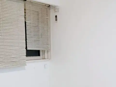 1 AMB. EXCELENTE ESTADO. PISOS PORCELANATO. BAÑO Y COCINA NUEVOS. 1/2 CUADRA AV. MONROE