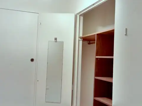 1 AMB. EXCELENTE ESTADO. PISOS PORCELANATO. BAÑO Y COCINA NUEVOS. 1/2 CUADRA AV. MONROE