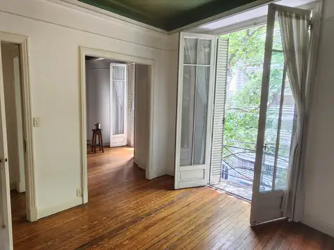 AV PUEYRREDÓN AL 800. Piso de tres ambientes en edificio de época. Impecable.