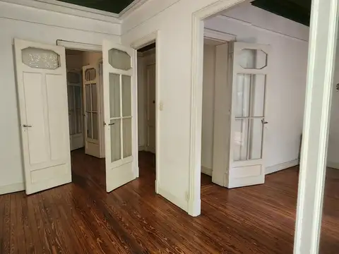 AV PUEYRREDÓN AL 800. Piso de tres ambientes en edificio de época. Impecable.