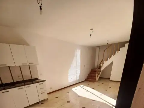 Depto Tipo Casa en Alquiler de 4 ambientes