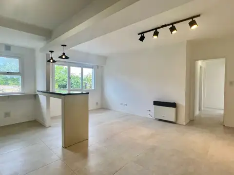 Departamento 4 Ambientes Reciclado, en Alquiler, zona Centro.