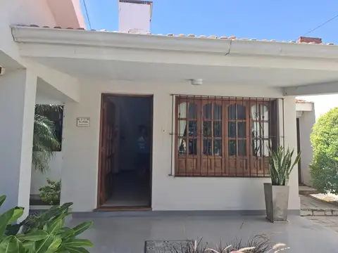 Casa 7 ambientes con 2 baños