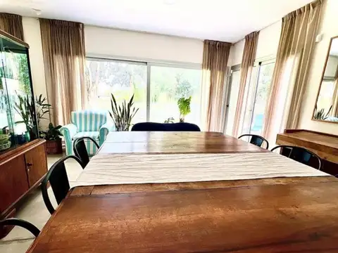 Casa 5 ambientes con 4 baños