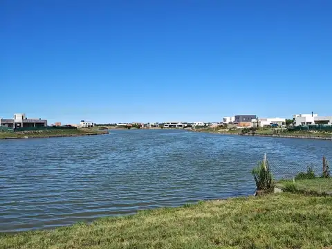 Hermoso lote a la laguna en Area 8, San Sebastián