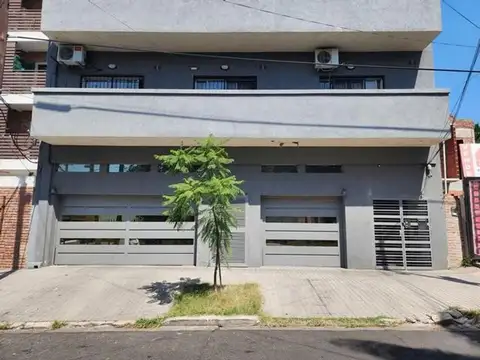 AMPLIO DEPARTAMENTO 2 AMBIENTES CON JARDÍN Y COCHERA DOBLE