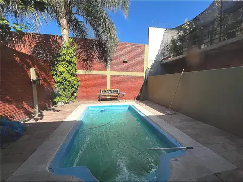 Venta casa tipo ph Luis Guillon. Pileta Permuta apto credito