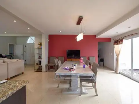 Casa 5 ambientes con 3 baños