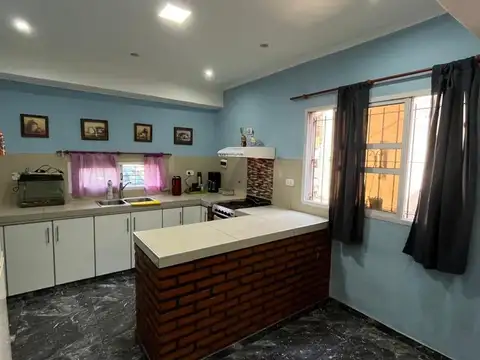 Casa 4 ambientes con 2 baños
