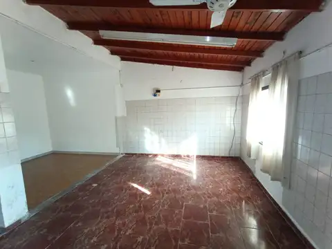CASA 2 DORMITORIOS EXCELENTE UBICACION. HERMOSO JARDIN