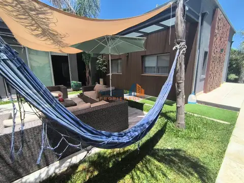 Casa en Alquiler con 2 cocheras